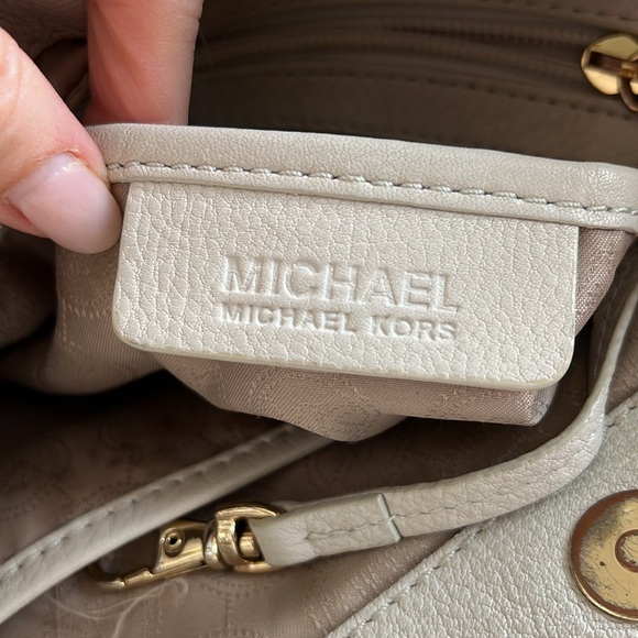 Michael Kors Cream Leather Shoulder Bag with Cross Body Strap - Picture 6 of 8